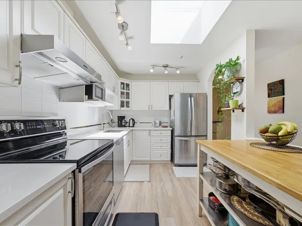 1550 Fell Ave #309, North Vancouver, BC V7P 3E7
