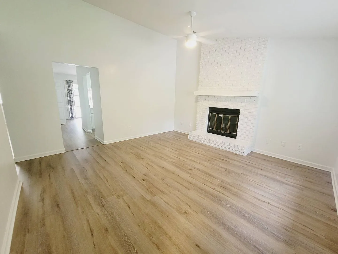 Gorgeous Se 2/2 W/ Huge Yard, Deck, Washer/Dryer, New Paint, & Lawn Maint Inc! Avail Now For $152... — Photo 4