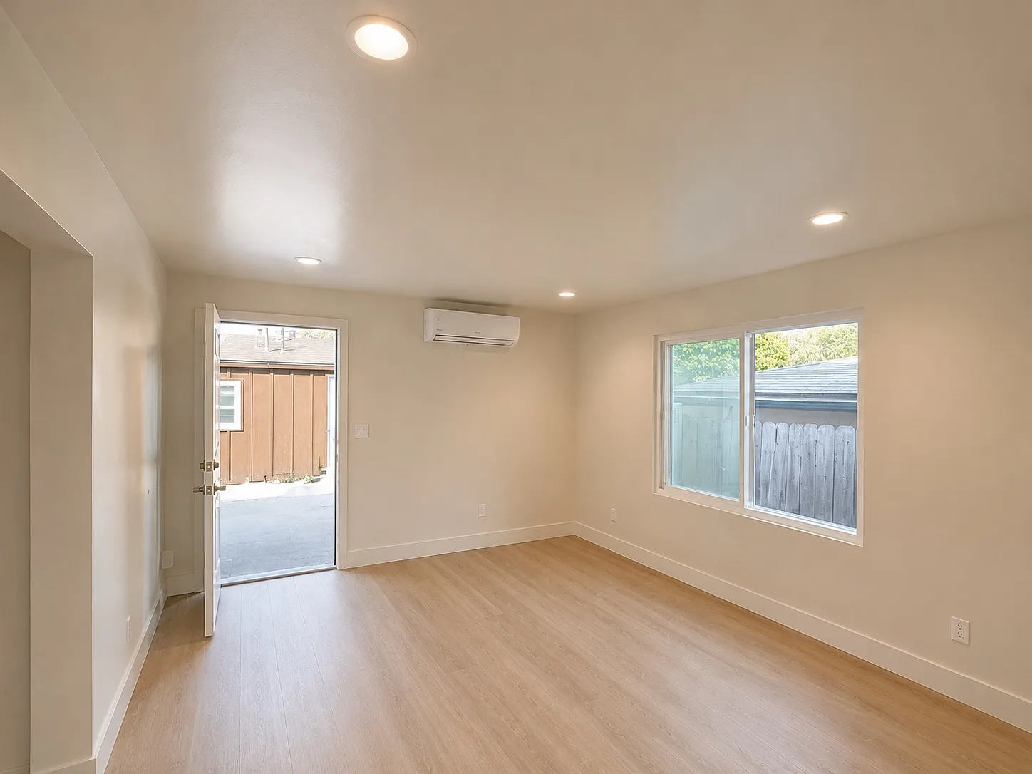 3 bed, 1100 sqft, $5,500 — Photo 3