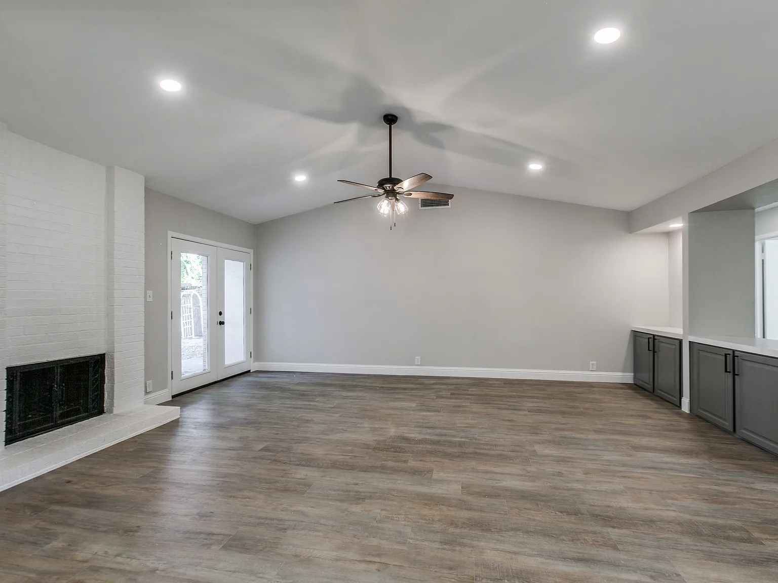 4 bed, 1950 sqft, $2,395 — Photo 2