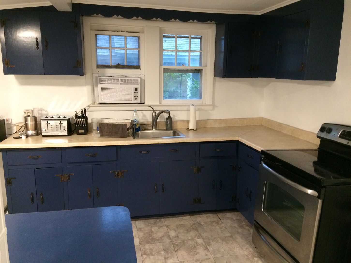 Front cottage kitchen