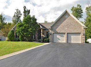 9250 Via Cimato Dr, Clarence Center, NY 14032