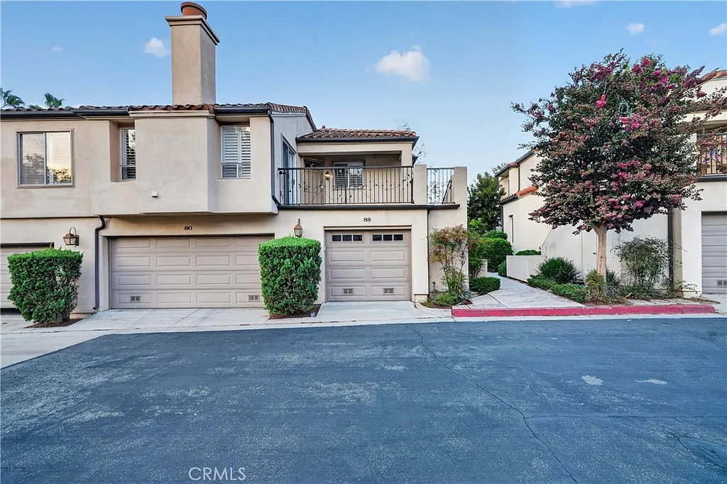2 bed, 920 sqft, $5,000 — Photo 2