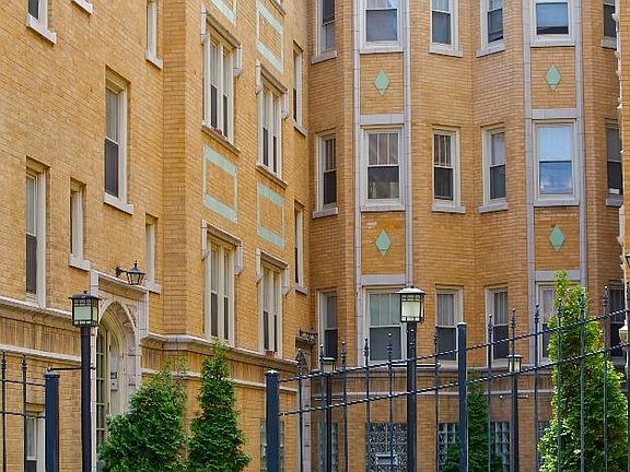 5th image of 438 N Austin Blvd APT 3H