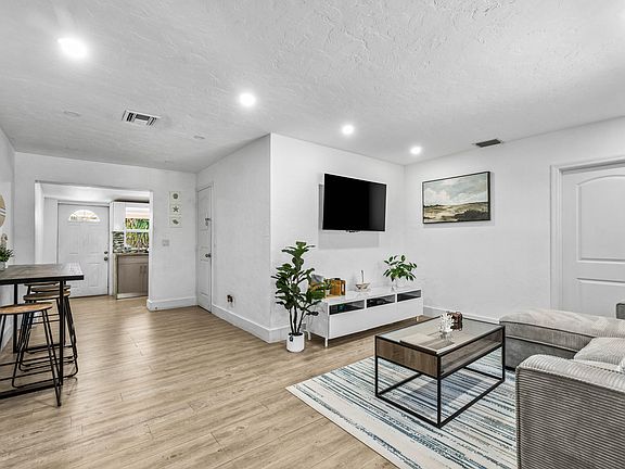 3rd image of 814 Franklin Rd