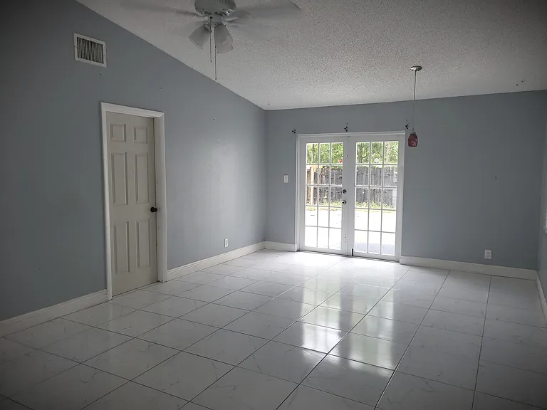 4315 NW 6th Ave — Photo 3