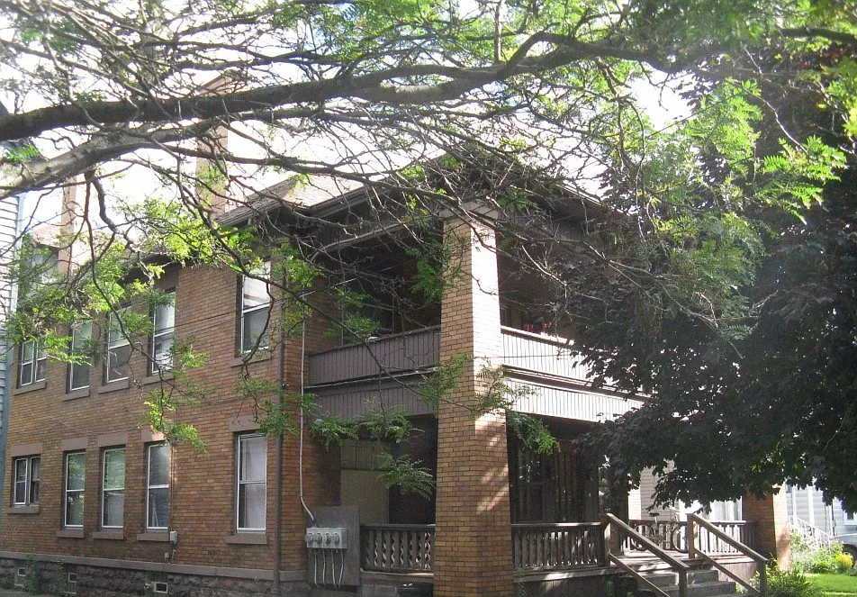 Building Photo - 916 W 9th St