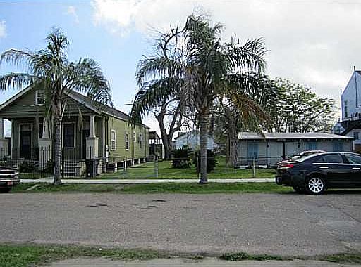 1st image of 627 Lamanche St