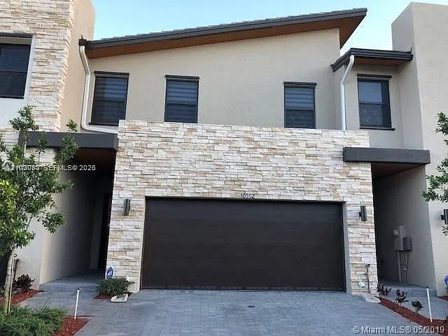 3 bed, 2.5 bath, $4,200 — Photo 1