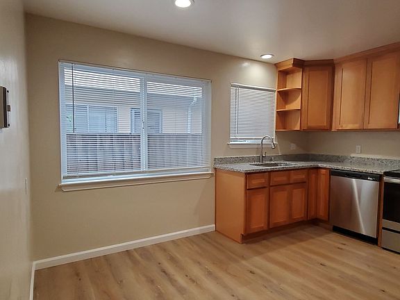 3rd image of 1030 W Hamilton Ave #1