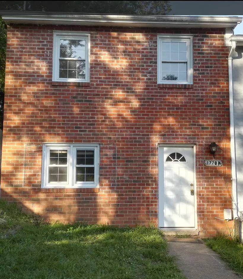 3 bed, 1.5 bath, 1296 sqft, $1,900 — Photo 1