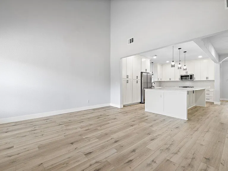 502 Sherwood Ct — Photo 7