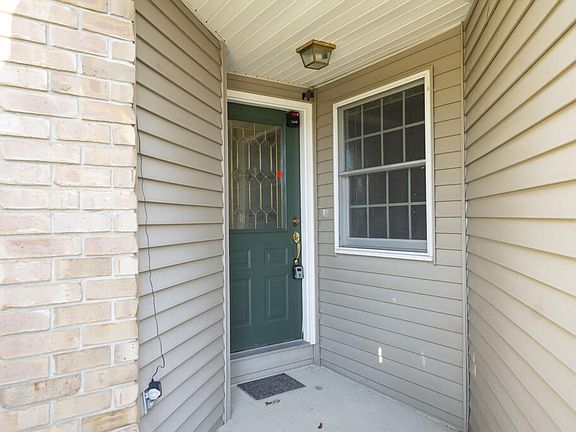 4th image of 8 Susan Dr