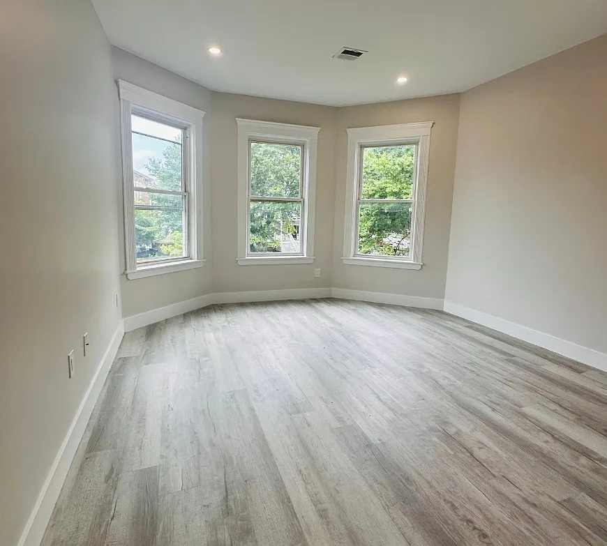 5 bed, $5,000 — Photo 4