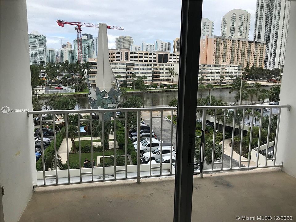 1st image of 300 Bayview Dr APT 401
