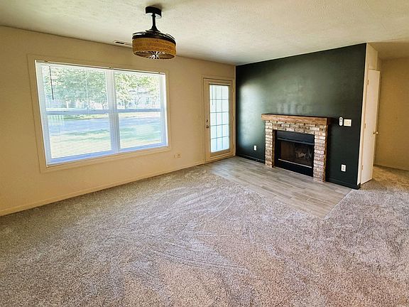 3rd image of 905 W Cardinal Ct
