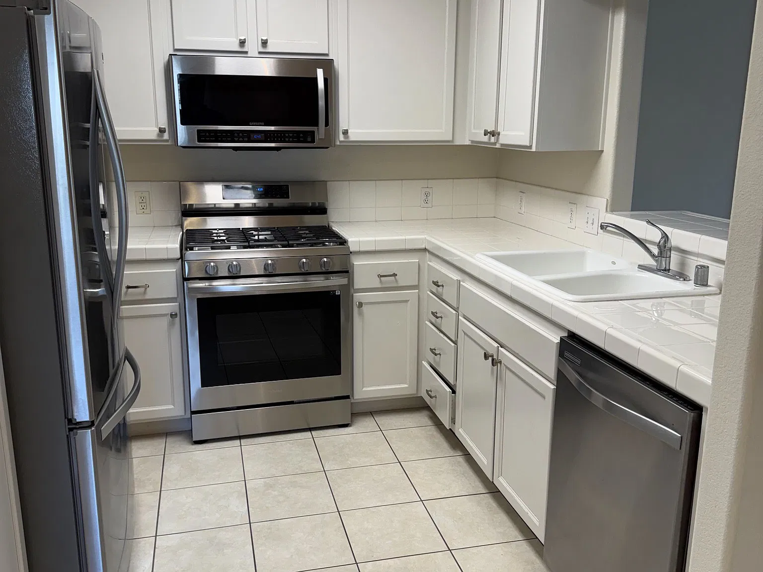 3 bed, 1199 sqft, $3,200 — Photo 3