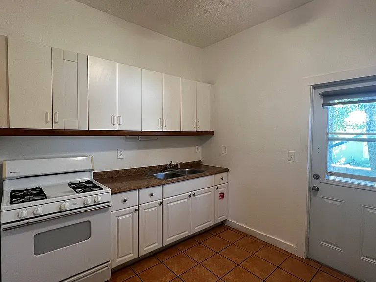 2406 Harris Ave — Photo 6