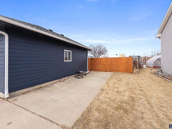 3rd image of 7508 W Alexandra St