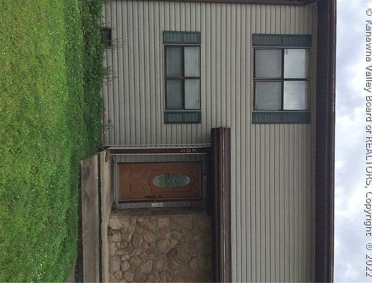 1st image of 605 Fairway Gdns