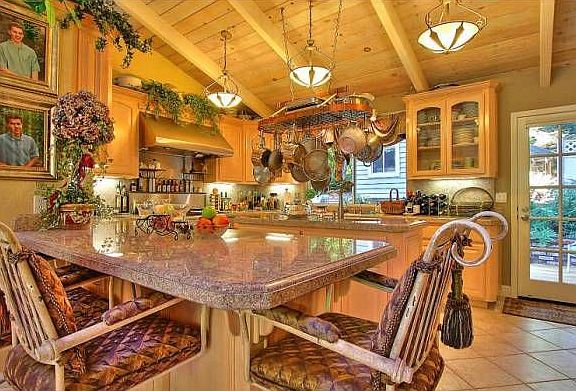 Kitchen Dining Area