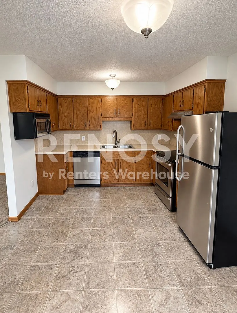 2 Bedrooms, 1 Bath, Townhouse, Lakeville, MN — Photo 3