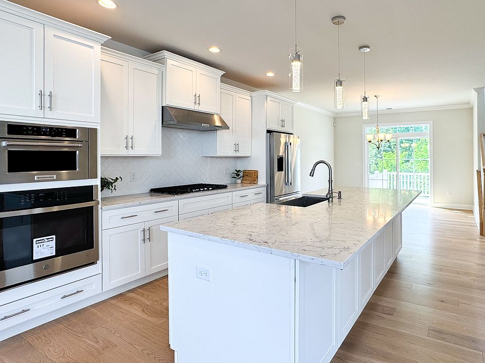 Welcome to 25 Brentwood Circle in the Woodlands at Rivington.