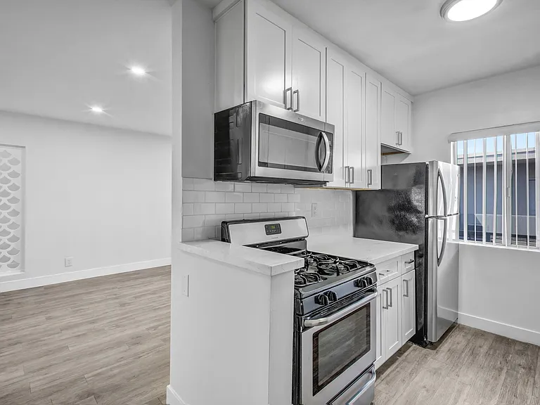 2233 S Ridgeley Dr #303 — Photo 7