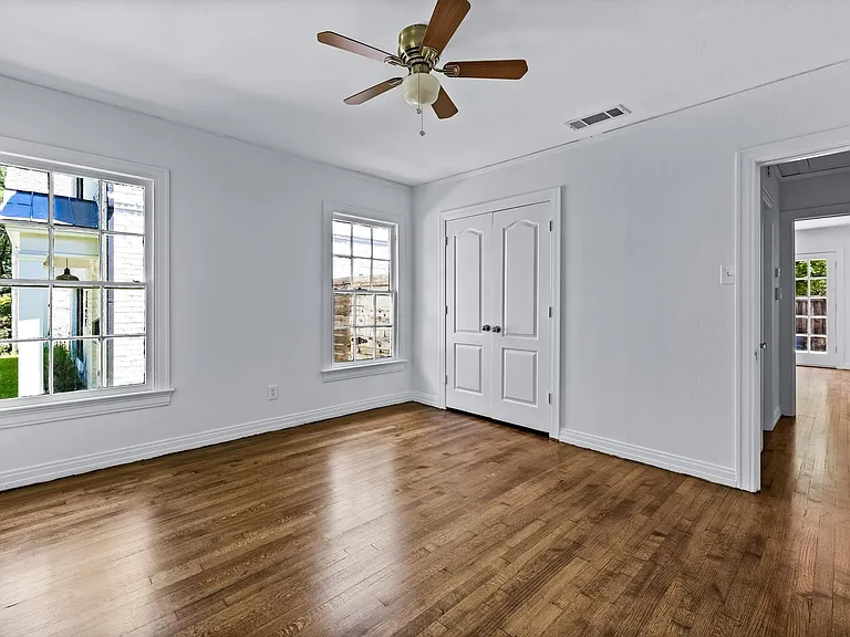 2833 Dyer St — Photo 5