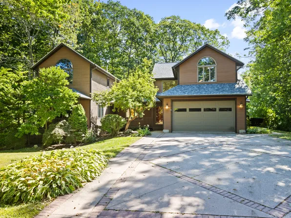 2 Robinhood Road, Cape Elizabeth, ME 04107