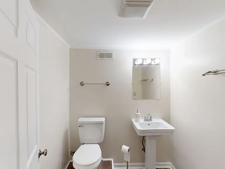 424 Eisenhower Dr — Photo 31