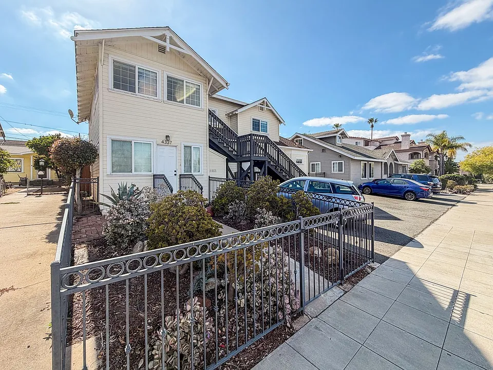 SD: Bright 2BD/2BA Unit in University Heights with A/C, In-Unit Laundry & 1 Reserved Parking