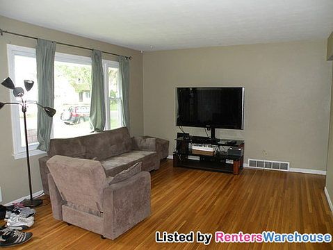 5th image of 84 Hoyt Ave W