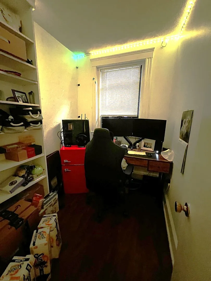 No Brokers Fee, Heat, Hot Water Included, Parking Included, Laundry on a Site — Photo 3
