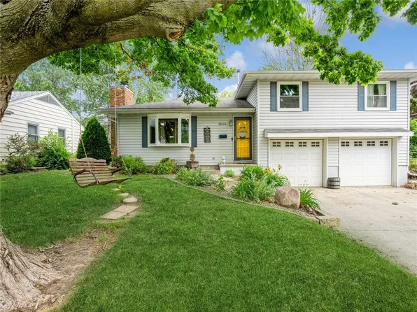 1906 N 2nd Ave E, Newton, IA 50208