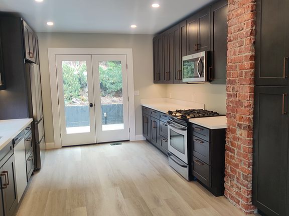 5th image of 4912 Greenwood Ave N #1