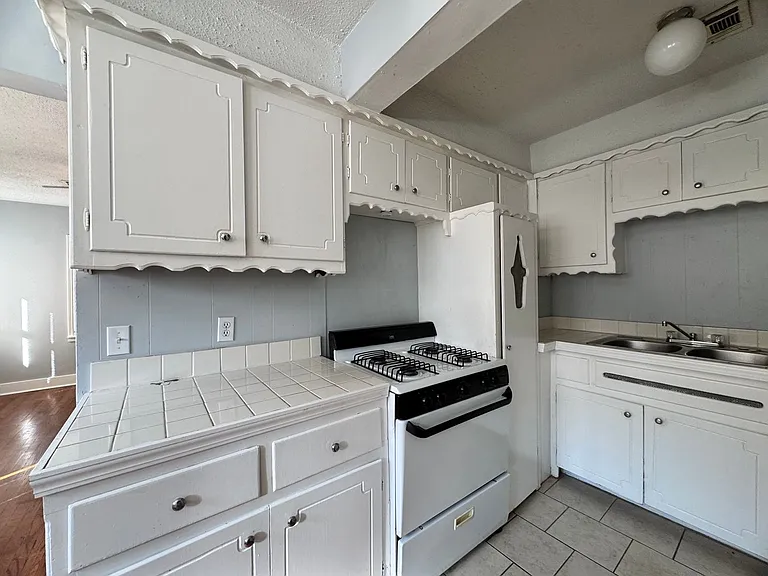 2526 1/2 NW 12th St — Photo 10