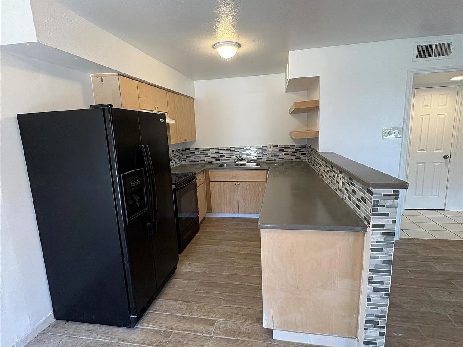 5913 Lake Hubbard Pkwy — Photo 2