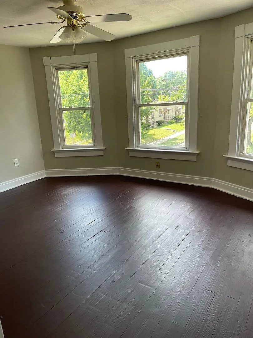 Huge Home with 3 Bedrooms and 1 Bath — Photo 3