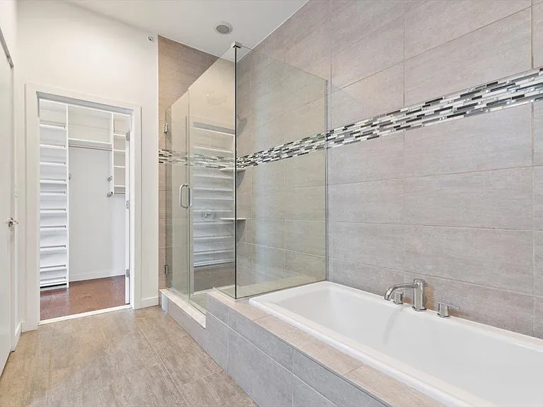 227 W Thompson St #D — Photo 24