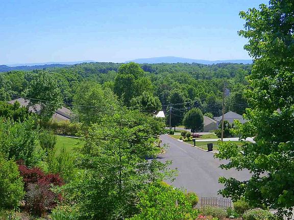 4th image of 146 Oak Hill Ct NE