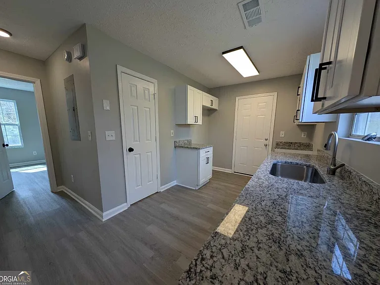 136 Tuscany Ln — Photo 3