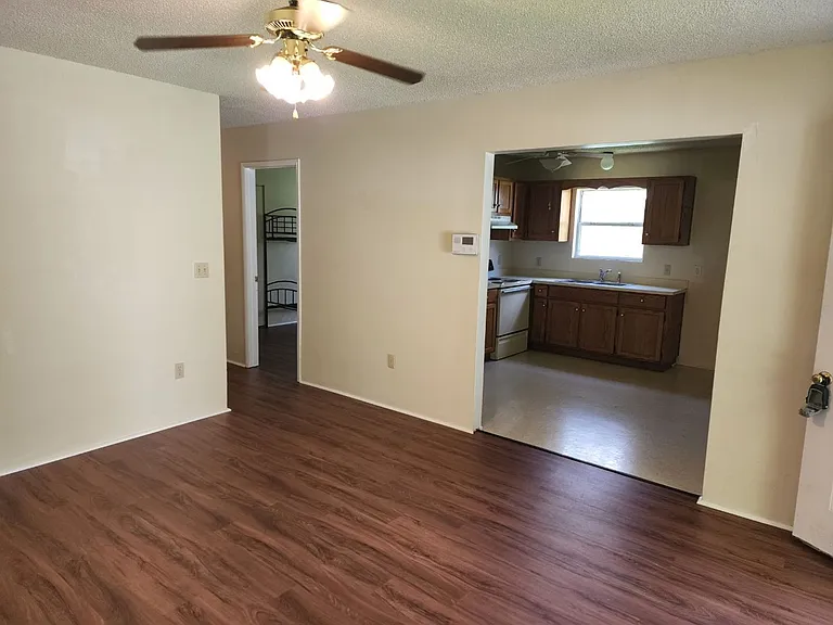 209 E Broad St — Photo 9