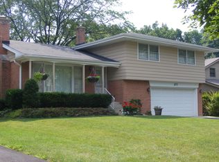 277 Middaugh Rd, Clarendon Hills, IL 60514