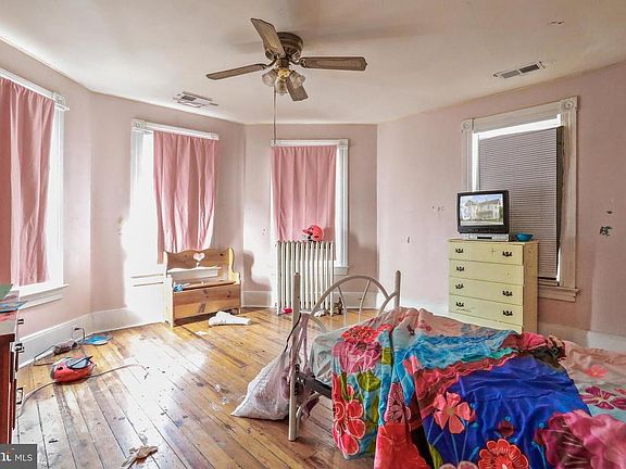 5th image of 258 W King St