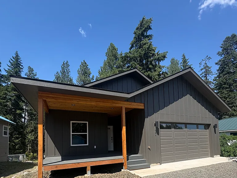 706 Roslyn Pl — Photo 1