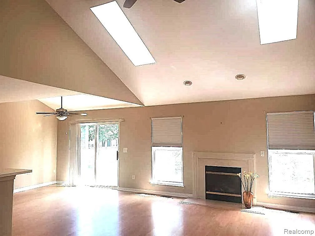 3 bed, 3.0 bath, 1798 sqft, $2,500 — Photo 2