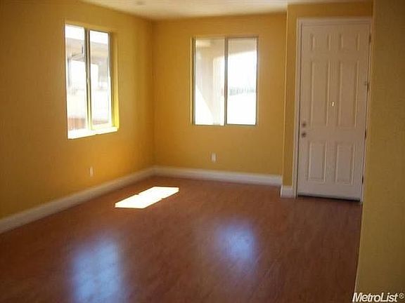 4th image of 1628 Oak Park Dr