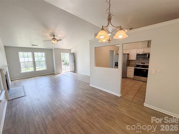 3rd image of 2324 Valleyview Dr