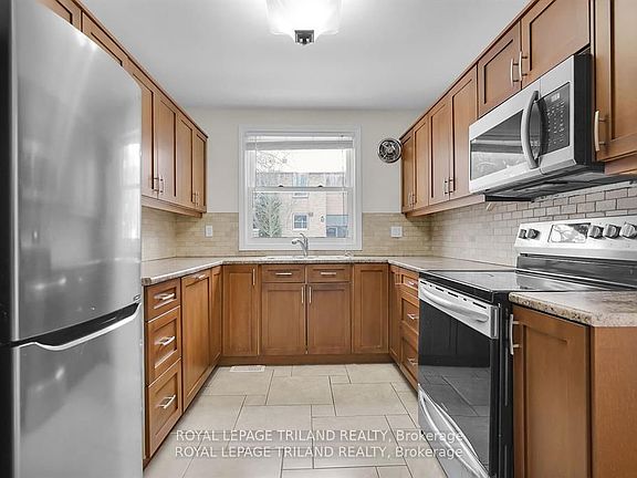 5th image of 624 Wonderland Rd N